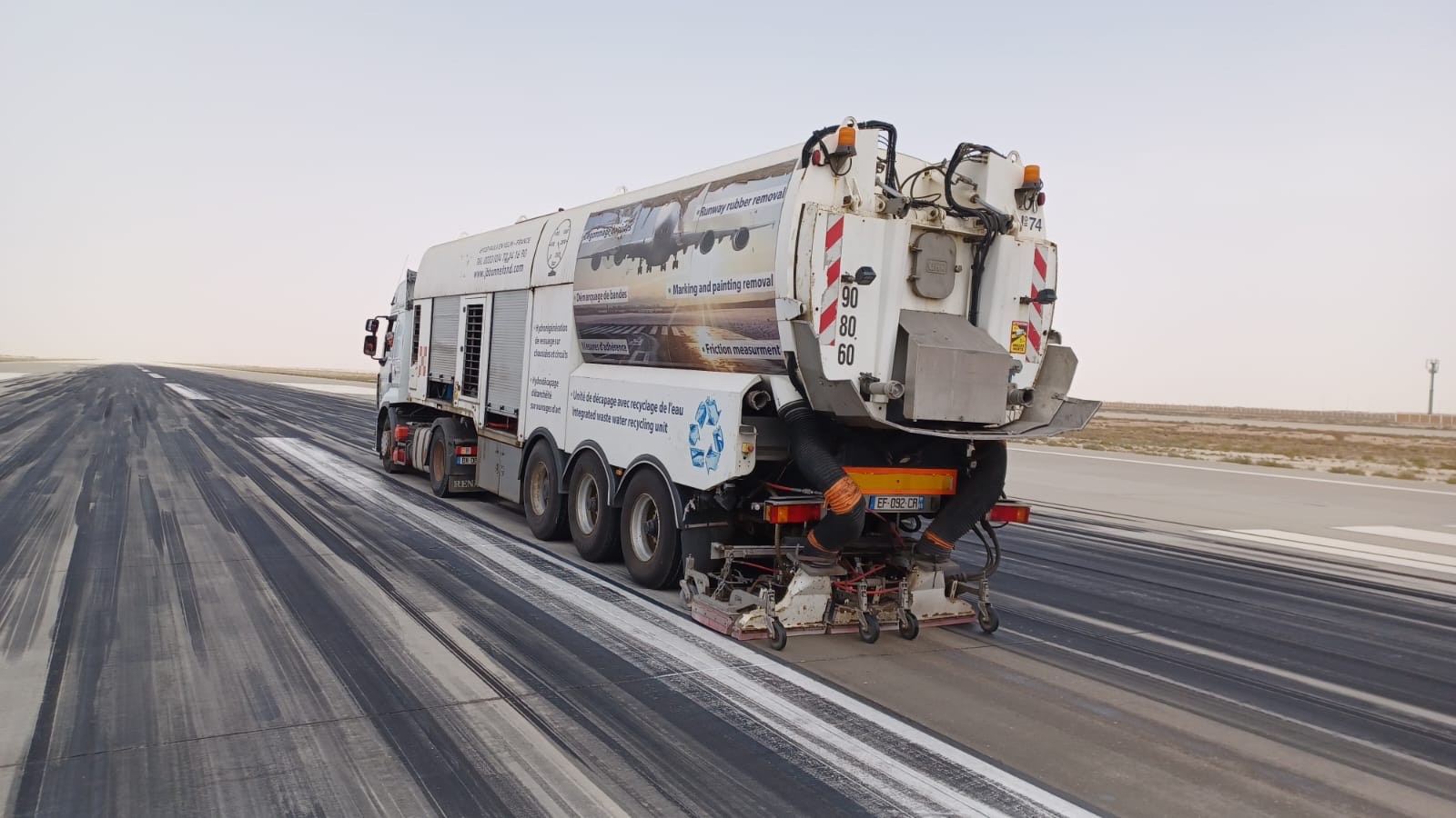 hydro dégommage sur piste d'aéroport